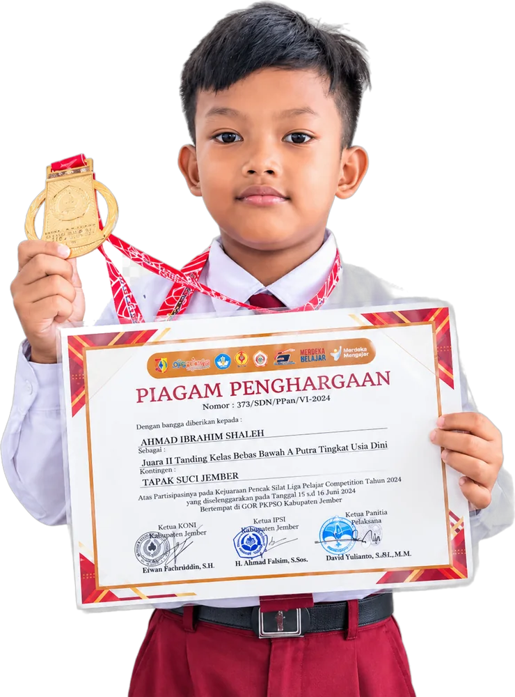 Siswa SDIT Harapan Umat Kalisat membawa medali dan piagam juara