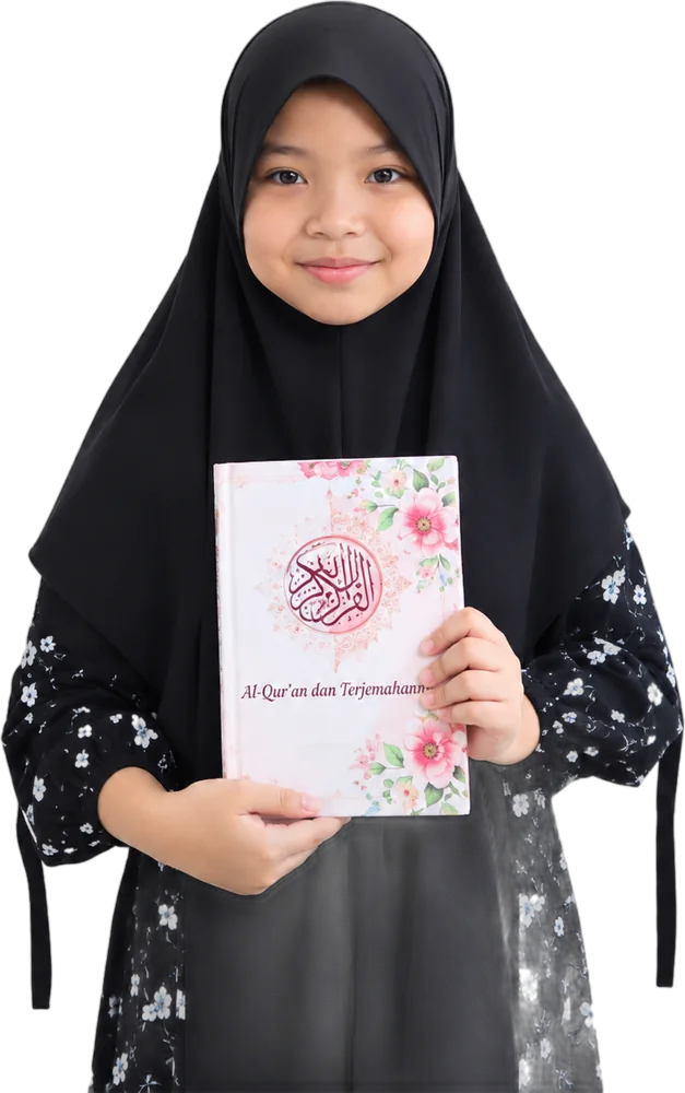 Siswi SDIT Harapan Umat Kalisat memegang Al-Qur'an